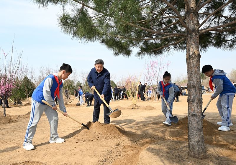 习近平在参加首都义务植树活动时强调：汇聚共建美丽中国磅礴力量 让祖国大地更加绿意盎然生机勃发